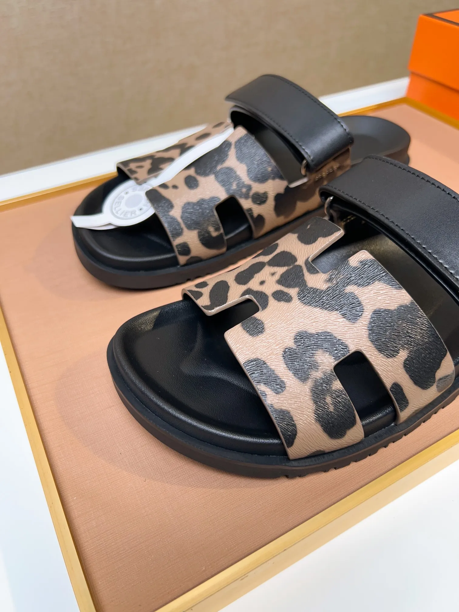 Men's clothing and shoes 💰340 💅💅💅 new arrival. Hermes Hermes official website latest counter synchronized new oran color leather H slippers, the original Paris version flew back to the original model and opened the mold to make it perfectly🍌The highest quality Sincerity, you can enter and leave the counter at will [Deyi] The upper is made of original customized  colored palm prints, crocodile print, ostrich print, colored cow leather, colored cow suede, 🤔 horse hair, 🥳 colored diamonds, 🥰 3D printing, and other genuine leather slippers, imported cow pattern foot pad lining, Italian  latest original genuine leather combination outsole Code number: 38-48 (customized at 46.47.48) Can be made into picture combination sole with genuine leather pattern and ordinary molded outsole